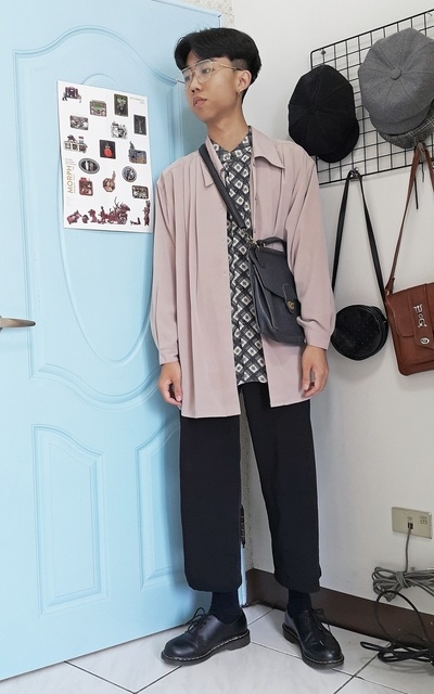 藍色大門旁的少年#17
