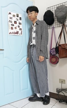 藍色大門旁的少年#18