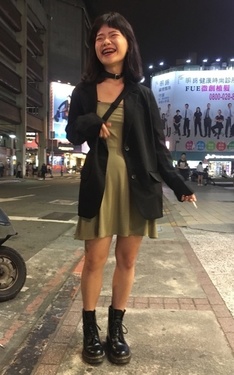 星期五下班朋友逛街小聚的穿搭