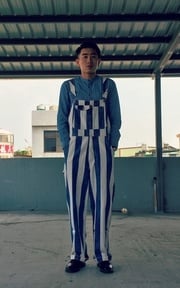 入秋的首選-吊帶褲