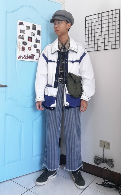 藍色大門旁的藍色少年#23