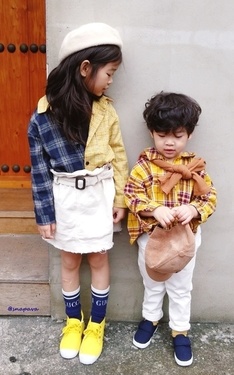 時尚穿搭：童裝穿搭 - 黃色格紋襯衫姊弟裝