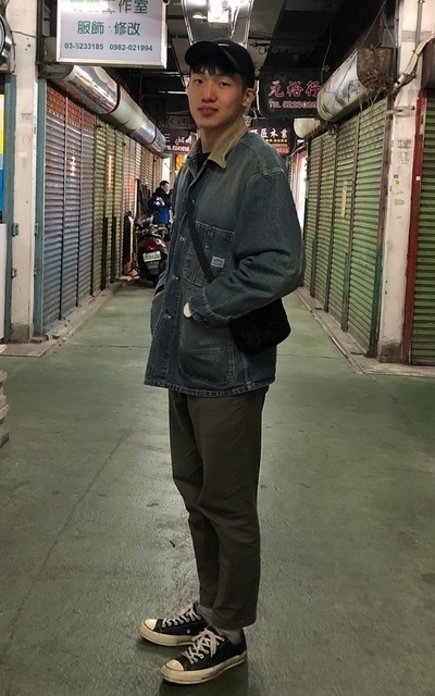試穿新買的古著牛仔外套