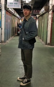 試穿新買的古著牛仔外套