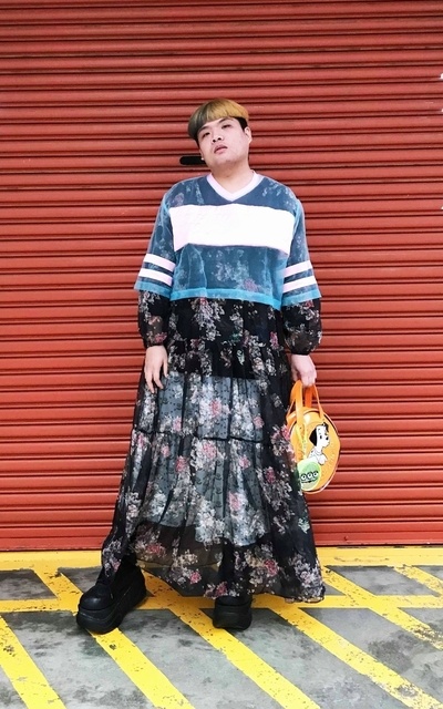 黑色花朵洋裝の胖子