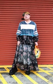 黑色花朵洋裝の胖子