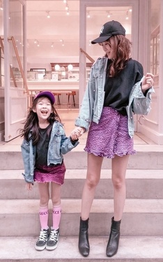時尚穿搭：母女裝 - 紫色豹紋裙