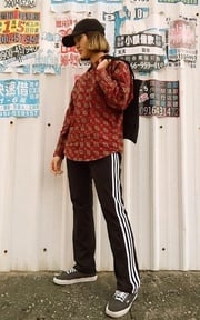 第一次嘗試花襯衫配運動褲