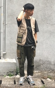 柯P搔頭覺得熱