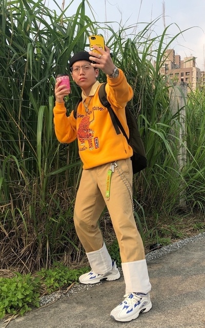 去遠足的日本男孩??