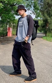 吊帶褲穿起來
