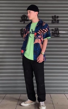 跳色的花襯衫