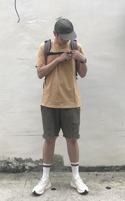 現在旅客眾多，請將後背包提於手上??‍♂️