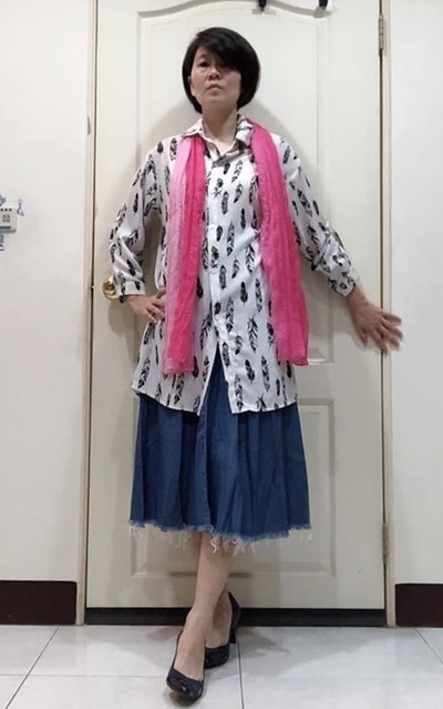 白長襯衫+牛仔裙+粉紅絲巾