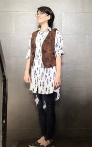 長上衣白襯衫+咖啡背心+合身破牛仔