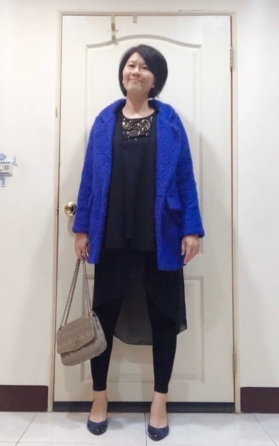 華麗亮藍大衣+黑亮片長上衣+內搭黑長褲