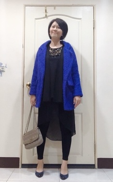 華麗亮藍大衣+黑亮片長上衣+內搭黑長褲