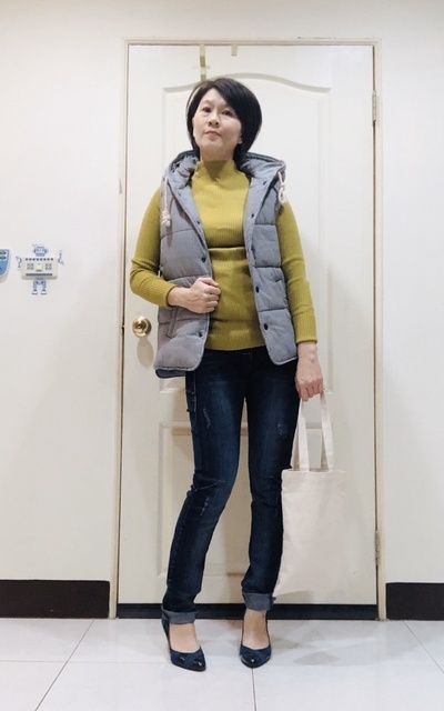 黑白細格厚棉連帽背心+芥末綠針織+gozo牛仔褲