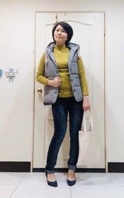 黑白細格厚棉連帽背心+芥末綠針織+gozo牛仔褲