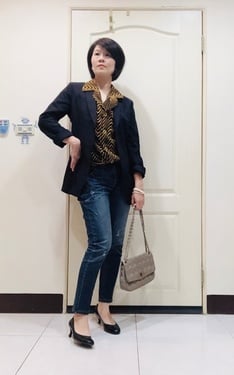 黑素西裝外套+復古花黃襯衫+牛仔褲