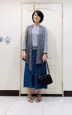 灰長背心+灰長袖針織+長牛仔裙