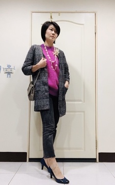 格子長版外套+桃紅毛衣+9分牛仔褲