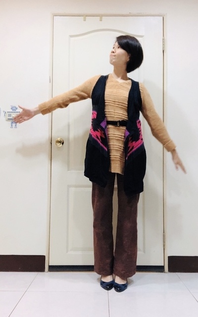 桔長上衣+黑桃紅長背心+咖啡牛仔褲