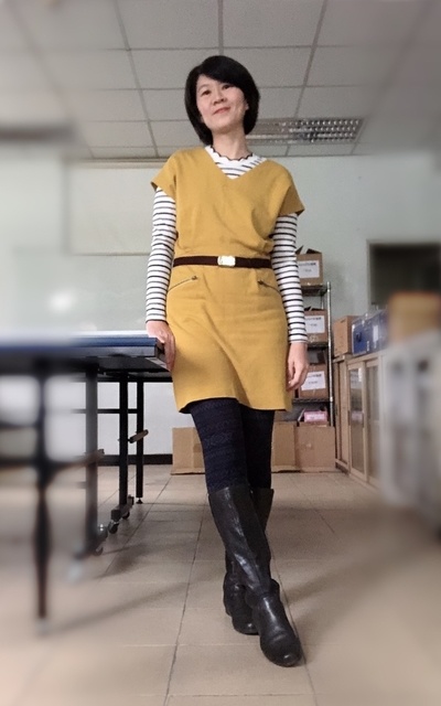 芥黃短袖洋裝+白底橫紋長袖上衣+內搭褲+黑色長靴(一年中亮相最少的單品)