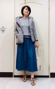 灰格背心+灰針織+牛仔長裙
