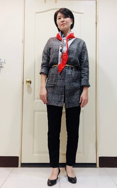 格子長外套+領巾+黑西裝褲