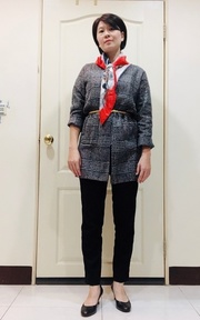 格子長外套+領巾+黑西裝褲