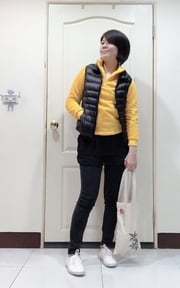 亮黃+黑羽背心+黑牛仔+小白鞋