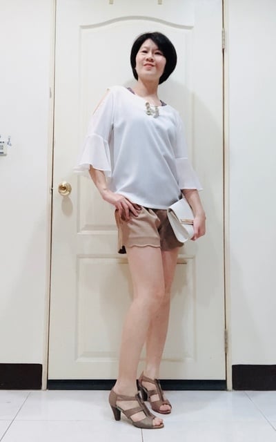 白色荷葉袖上衣+駝色短褲,駝色跟涼鞋