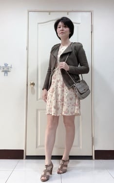 杏色花洋裝+墨綠西外套