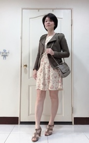 杏色花洋裝+墨綠西外套