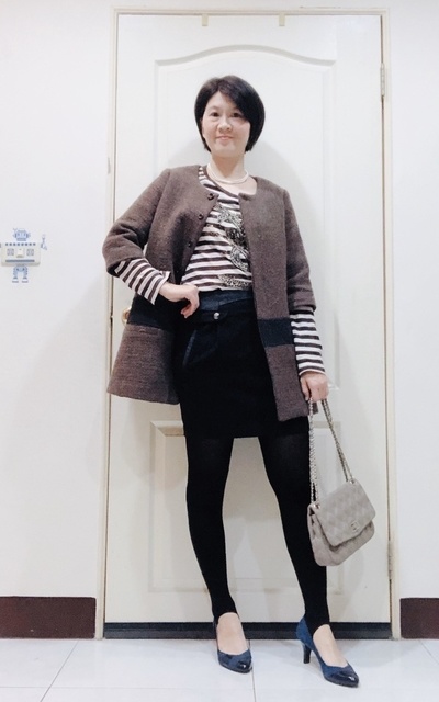 駝色外套+咖啡橫紋+黑毛裙
