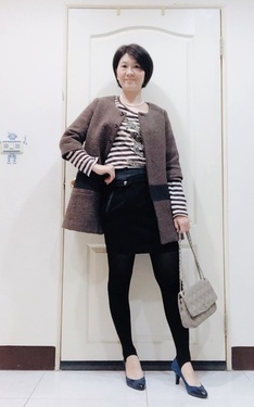 駝色外套+咖啡橫紋+黑毛裙