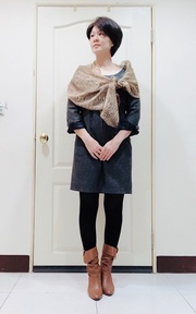 絲巾+灰洋裝