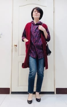 紅色格子+暗紅色長背心+牛仔褲