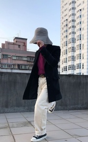 雀躍的小男孩