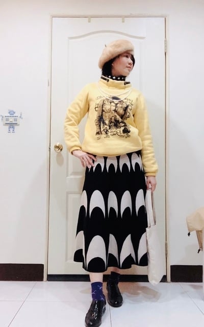 黃棉T+針織8片裙+牛津鞋+紫襪子