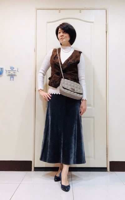 藍灰色長裙+白針織+咖啡背心