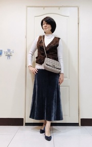 藍灰色長裙+白針織+咖啡背心