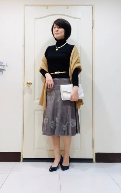 黑針織+銀灰7分裙+金色圍巾