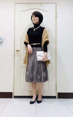 時尚穿搭：黑針織+銀灰7分裙+金色圍巾