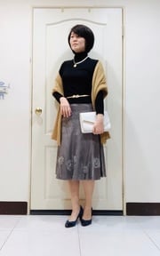 黑針織+銀灰7分裙+金色圍巾