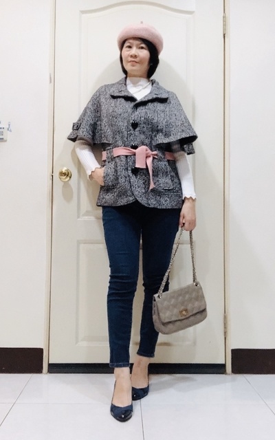 灰白外套+合身牛仔褲+白毛針織
