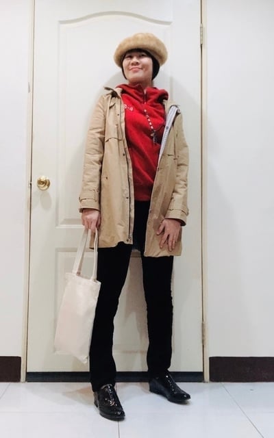 卡其和紅和合拍-風衣+紅色棉t+黑絨褲