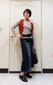 灰藍長裙+卡其針織+紅格背心