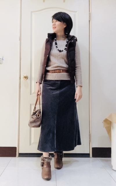 灰藍長裙+卡其針織+咖啡羽絨背心+毛毛短靴